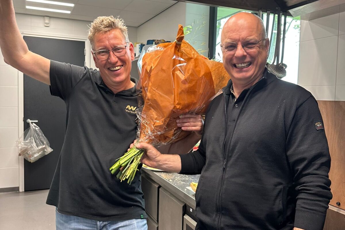 Harrie de Vries geslaagd voor zijn opleiding en krijgt bloemetje