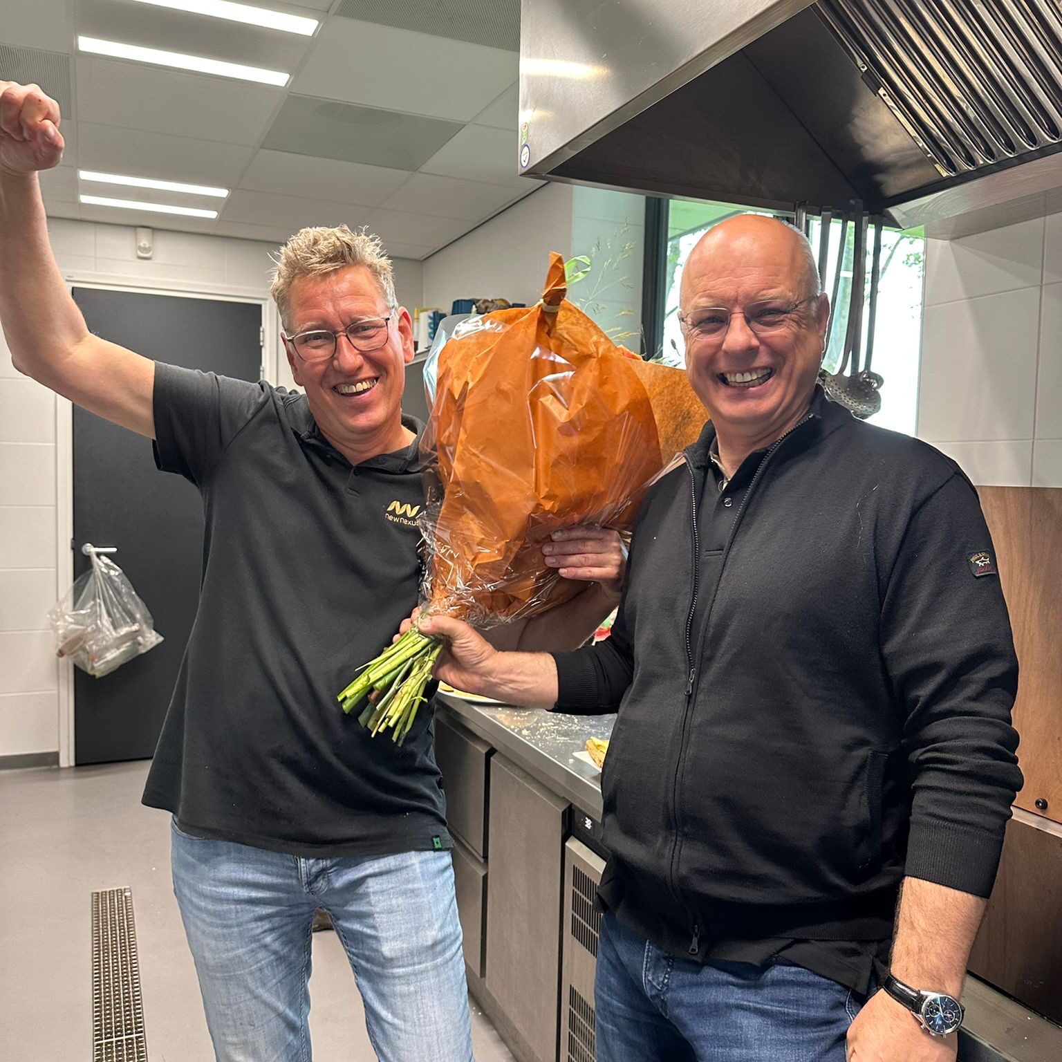Harrie de Vries geslaagd voor zijn opleiding en krijgt bloemetje