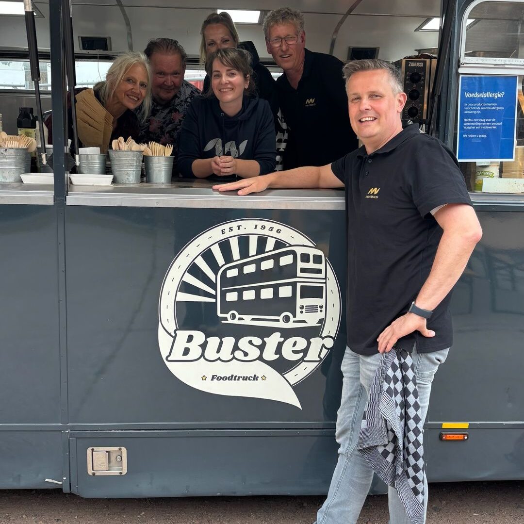 De crew en vrijwilligers van Buster Foodtruck