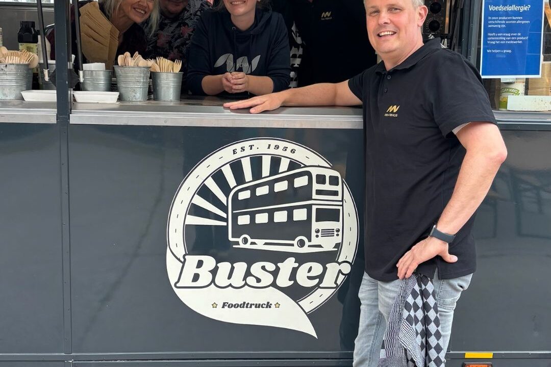 De crew en vrijwilligers van Buster Foodtruck
