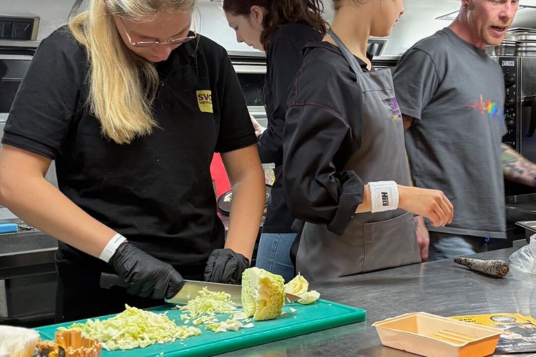 Leerlingen in Buster foodtruck aan het werk