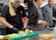 Leerlingen in Buster foodtruck aan het werk